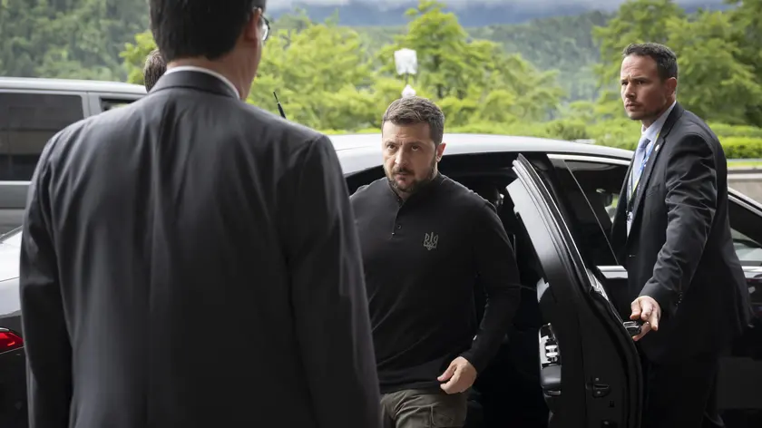 epa11411584 Ukraine's President Volodymyr Zelensky (C) arrives to attend the Summit on Peace in Ukraine, in Stansstad near Lucerne, Switzerland, 15 June 2024. International heads of state gather on 15 and 16 June at the Buergenstock Resort in central Switzerland for the two-day Summit on Peace in Ukraine. EPA/URS FLUEELER / POOL EDITORIAL USE ONLY