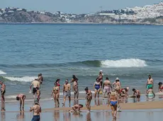 epa08441193 People enjoy the beach in Loule, Algarve, 24 May 2020. With the increase in temperature, the beach was the destination sought by some Portuguese after emergency measures were relieved due to the epidemiological situation of covid-19. Portugal and the United Kingdom are negotiating the creation of a bilateral tourism corridor to ensure such travel because English are the main market for tourists in the Algarve. EPA/LUIS FORRA