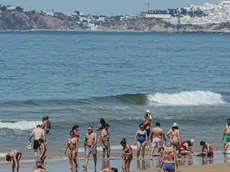epa08441193 People enjoy the beach in Loule, Algarve, 24 May 2020. With the increase in temperature, the beach was the destination sought by some Portuguese after emergency measures were relieved due to the epidemiological situation of covid-19. Portugal and the United Kingdom are negotiating the creation of a bilateral tourism corridor to ensure such travel because English are the main market for tourists in the Algarve. EPA/LUIS FORRA