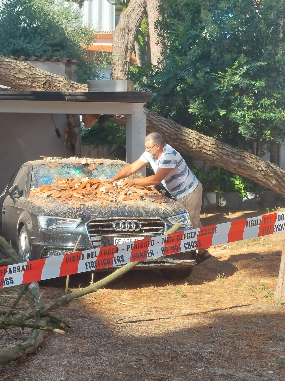 Alberi sradicati dalle forti raffiche di vento, pali dell’illuminazione pubblica piombati in mezzo alle strade con inevitabili problemi alla viabilità, cartelli stradali divelti, giardini e scantinati allagati, alcuni momentanei blackout e anche tre incendi causati dai fulmini. L’ondata di maltempo che ha colpito la regione nella prima serata di giovedì 1 agosto ha causato danni in diversi comuni della provincia di Udine. Tra questi c'è Lignano dove un albero si è spezzato ed è finito sopra l'hotel Campana d'Oro