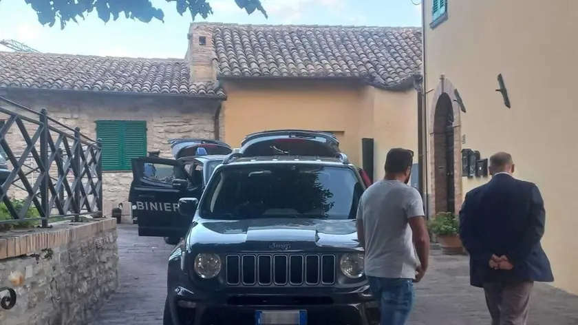I carabinieri sul luogo in cui un giovane di 23 anni ha ferito a coltellate in casa i genitori e poi ha tentato il suicidio ferendosi alla gola, Gagliole (Macerata), 06 settembre 2024. ANSA/ PER GENTILE CONCESSIONE DI CRONACHE MACERATESI +++ ANSA PROVIDES ACCESS TO THIS HANDOUT PHOTO TO BE USED SOLELY TO ILLUSTRATE NEWS REPORTING OR COMMENTARY ON THE FACTS OR EVENTS DEPICTED IN THIS IMAGE; NO ARCHIVING; NO LICENSING +++ NPK +++