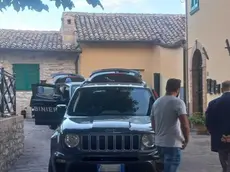 I carabinieri sul luogo in cui un giovane di 23 anni ha ferito a coltellate in casa i genitori e poi ha tentato il suicidio ferendosi alla gola, Gagliole (Macerata), 06 settembre 2024. ANSA/ PER GENTILE CONCESSIONE DI CRONACHE MACERATESI +++ ANSA PROVIDES ACCESS TO THIS HANDOUT PHOTO TO BE USED SOLELY TO ILLUSTRATE NEWS REPORTING OR COMMENTARY ON THE FACTS OR EVENTS DEPICTED IN THIS IMAGE; NO ARCHIVING; NO LICENSING +++ NPK +++
