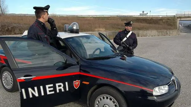 ANTEPRIMA Cividale 23-12-2004.PER ARCHIVIO.Controlli a la nuova alfetta ai Cc Cividale