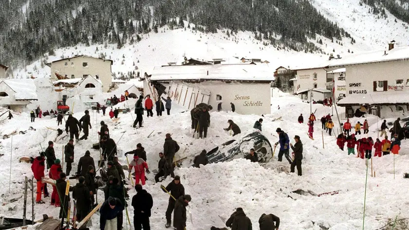 APA61-19990224-GALTUER, AUSTRIA - Rescue personnel shift through rubble and snow trying to reach the victims not yet found after the avalanche in Galtuer, Austria, Wednesday, 24 February 1999. Numerous roads remained closed in western Austria amid renewed avalanche alert warnings after a deadly snowslide in Galtuer yesterday, killing at least 16 people. EPA PHOTO APA/MINICH