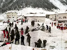 APA61-19990224-GALTUER, AUSTRIA - Rescue personnel shift through rubble and snow trying to reach the victims not yet found after the avalanche in Galtuer, Austria, Wednesday, 24 February 1999. Numerous roads remained closed in western Austria amid renewed avalanche alert warnings after a deadly snowslide in Galtuer yesterday, killing at least 16 people. EPA PHOTO APA/MINICH