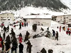 APA61-19990224-GALTUER, AUSTRIA - Rescue personnel shift through rubble and snow trying to reach the victims not yet found after the avalanche in Galtuer, Austria, Wednesday, 24 February 1999. Numerous roads remained closed in western Austria amid renewed avalanche alert warnings after a deadly snowslide in Galtuer yesterday, killing at least 16 people. EPA PHOTO APA/MINICH