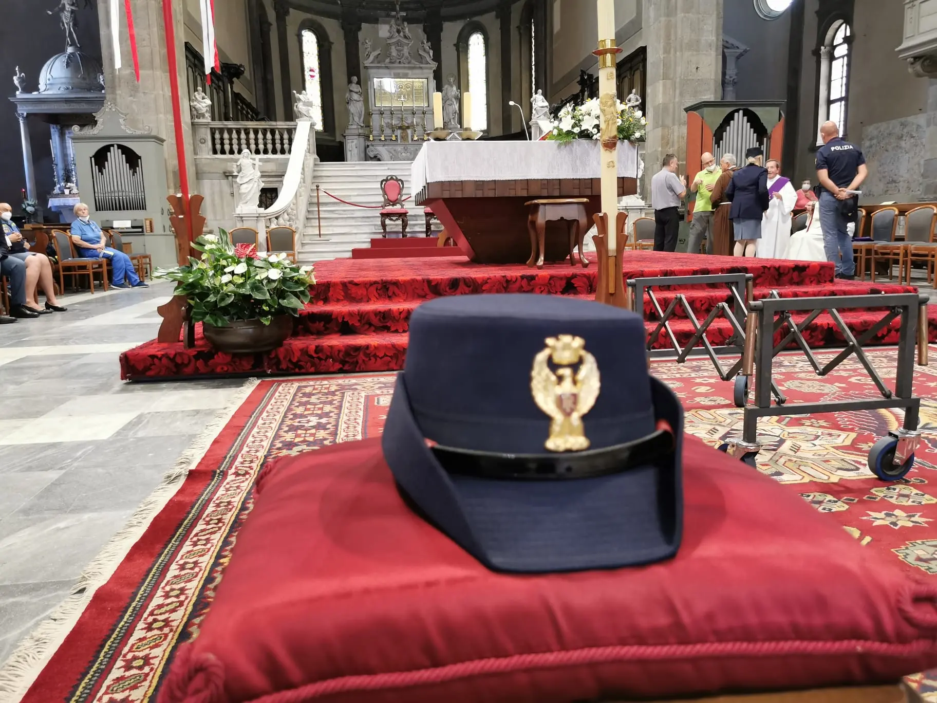 Sono stati celebrati nel duomo di Cividale i funerali di Elena Lo Duca, 56 anni, coordinatrice della Protezione civile di Prepotto, morta travolta da un albero lo scorso 22 luglio mentre era impegnata in un sopralluogo in un’area boschiva interessata da un incendio proprio nella zona di Prepotto. Presenti alle esequie di Lo Duca, assistente capo della polizia al commissariato di Cividale, anche il vicecapo del Dipartimento della Protezione civile nazionale, Immacolata Postiglione, il vicecapo della Polizia, Vittorio Rizzi, il presidente della Regione, Massimiliano Fedriga, il suo vice Riccardi e una folta delegazione di sindaci friulani, i questori delle quattro province, il prefetto di Udine Marchesiello e tanti volontari della Pc. Il feretro, accolto all’ingresso del duomo dal picchetto della Protezione civile e della Polizia e da un lungo applauso.
