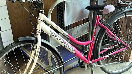 La bicicletta della ragazzina danneggiata dopo l’impatto con il veicolo