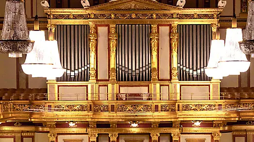 Orchestra e Coro del Lirico triestino sdi scena al Giovanni da Udine