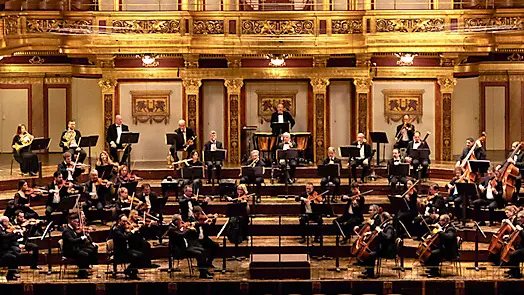 Orchestra e Coro del Lirico triestino sdi scena al Giovanni da Udine