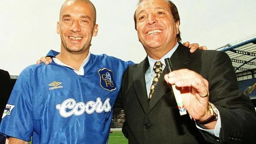 VIALLI AL CHEALSEA:GIANLUCA VIALLI INSIEME CON IL SUO AGENTE CLAUDIO PASQUALIN ALLO STAMFORD BRIDGE,INDOSSA LA MAGLIA DEL CHELSEA,NELLA CUI SQUADRA MILITERRA' NEL PROSSIMO CAMPIONATO.