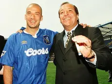 VIALLI AL CHEALSEA:GIANLUCA VIALLI INSIEME CON IL SUO AGENTE CLAUDIO PASQUALIN ALLO STAMFORD BRIDGE,INDOSSA LA MAGLIA DEL CHELSEA,NELLA CUI SQUADRA MILITERRA' NEL PROSSIMO CAMPIONATO.