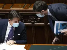 Il premier Giuseppe Conte parla con il ministro della Salute, Roberto Speranza, al termine delle comunicazioni alla Camera dei Deputati, sulla situazione epidemiologica e sulle eventuali ulteriori misure per fronteggiare l'emergenza da Covid-19, Roma, 2 novembre 2020. ANSA/MAURIZIO BRAMBATTI