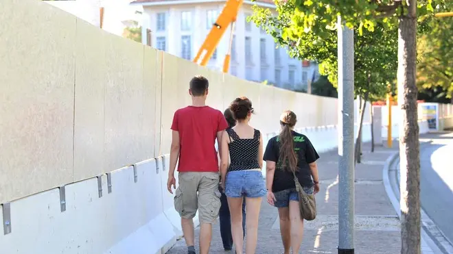 Udine 10 agosto 2013 Protesta contro la costruzione del parcheggio sotterraneo di piazza I Maggio. Nelle foto le scritte di protesta lungo il camminamento per via Porta Nuova e il gazebo per la raccolta firme. © Foto Petrussi Foto Press / Ferraro Simone