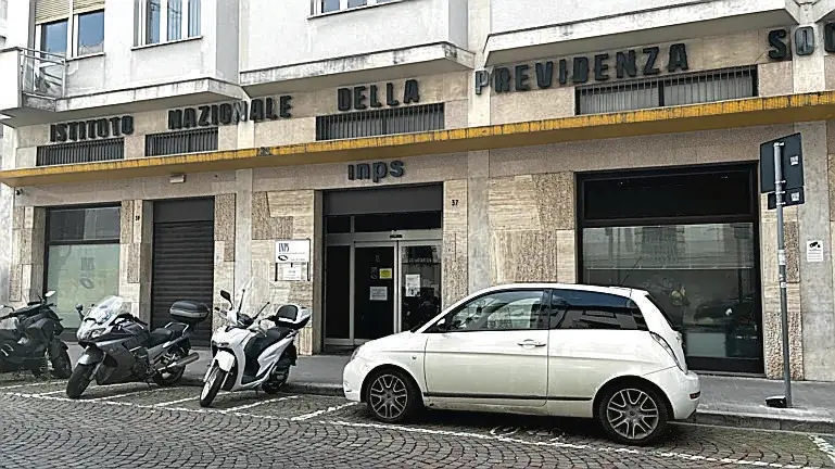 L’esterno degli uffici Inps in via Savorgnana a Udine