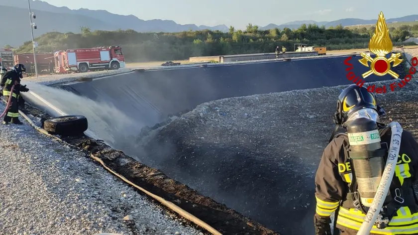 L'intervento dei distaccamenti dei Vigili del fuoco di Maniago e Spilimbergo alla discarica di via Cossana a Maniago