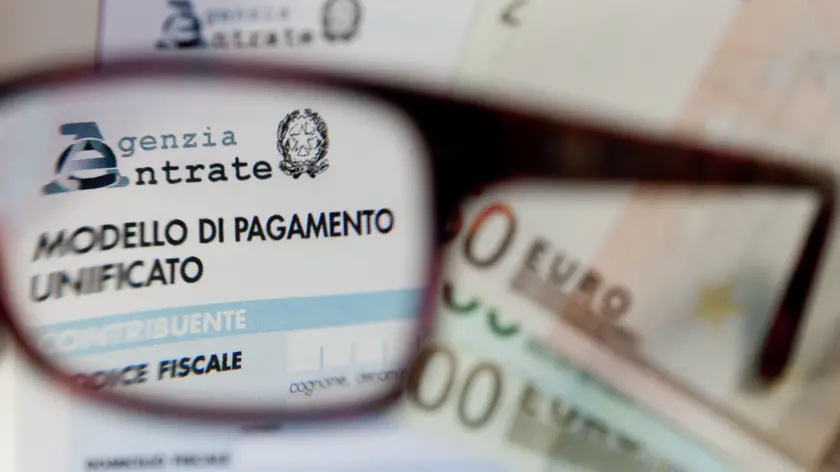 07/12/2012 Imu, tasse sulla casa, euro, moneta, soldi, modello di pagamento unificato, modello unico 740, spesa, crisi finanziaria ed economica, Agenzia delle Entrate.