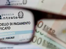 07/12/2012 Imu, tasse sulla casa, euro, moneta, soldi, modello di pagamento unificato, modello unico 740, spesa, crisi finanziaria ed economica, Agenzia delle Entrate.