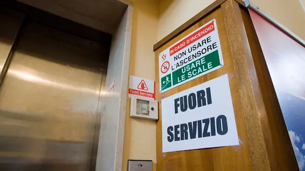 Silvano Trieste 07/05/2015 Via Coroneo 13, Uffici del Giudice di Pace, il cartello posto vicino all' ascensore