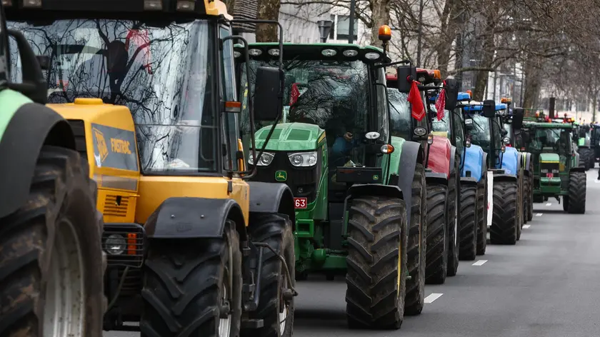 epa10500476 Farmers from the northern region of Flanders take part in a protest with their tractors against a new regional government plan to limit nitrogen emissions, in Brussels, Belgium, 03 March 2023. EPA/STEPHANIE LECOCQ