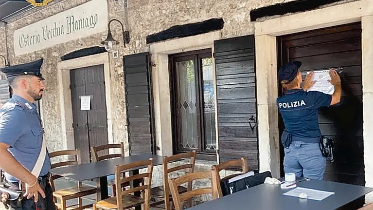 Il provvedimento di chiusura viene affisso all'ingresso dell’osteria