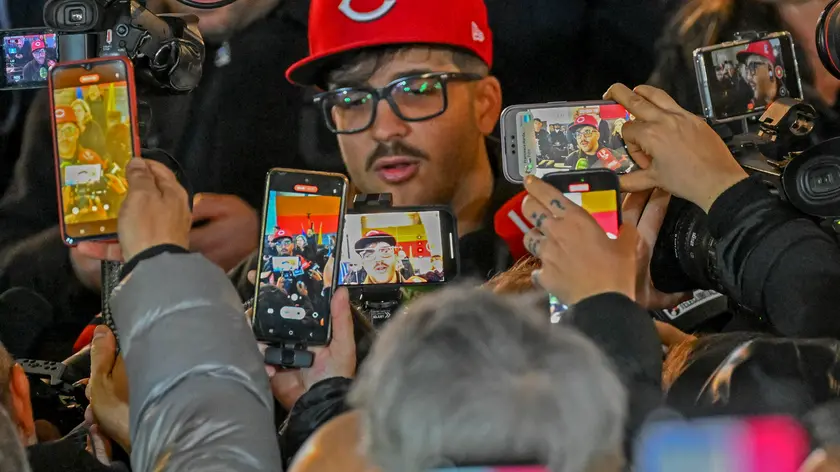 Il rapper Geolier in occasione della cerimonia di conferimento di una targa e della medaglia della città da parte del sindaco Manfredi (non in foto), per il risultato conseguito al Festival di Sanremo, 12 febbraio 2024. ANSA/ CIRO FUSCO