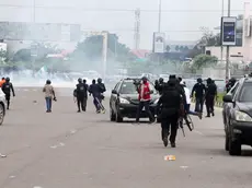 epa09534450 Police disperse youths during a memorial protest against a military attack on protester at the Lekki tollgate in Lagos, Nigeria, 20 October 2021. Police disperse youths who held a memorial protest in Lagos to commemorate a military attack during the protest against police brutality on 20 October 2020. EPA/AKINTUNDE AKINLEYE