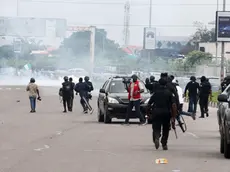 epa09534450 Police disperse youths during a memorial protest against a military attack on protester at the Lekki tollgate in Lagos, Nigeria, 20 October 2021. Police disperse youths who held a memorial protest in Lagos to commemorate a military attack during the protest against police brutality on 20 October 2020. EPA/AKINTUNDE AKINLEYE