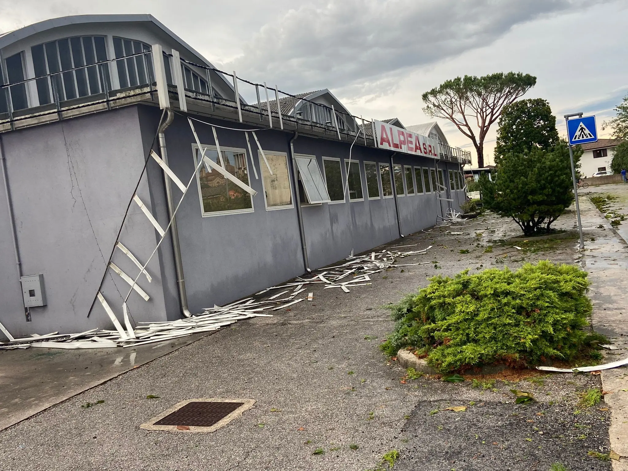 Mortegliano è uno dei comuni più colpiti dalla violenta grandinata che ha interessato tutto il Friuli nella notte tra lunedì 24 e martedì 25 luglio. Le immagini parlano da sole: il ghiaccio, grosso come palline da tennis, ha colpito e distrutto molte delle finestre delle abitazioni. I bozzi si vedono anche sui muri e le strade sono ricoperte da chicchi di ghiaccio. Leggi anche l'intervista al sindaco "Sembrava un bombardamento"