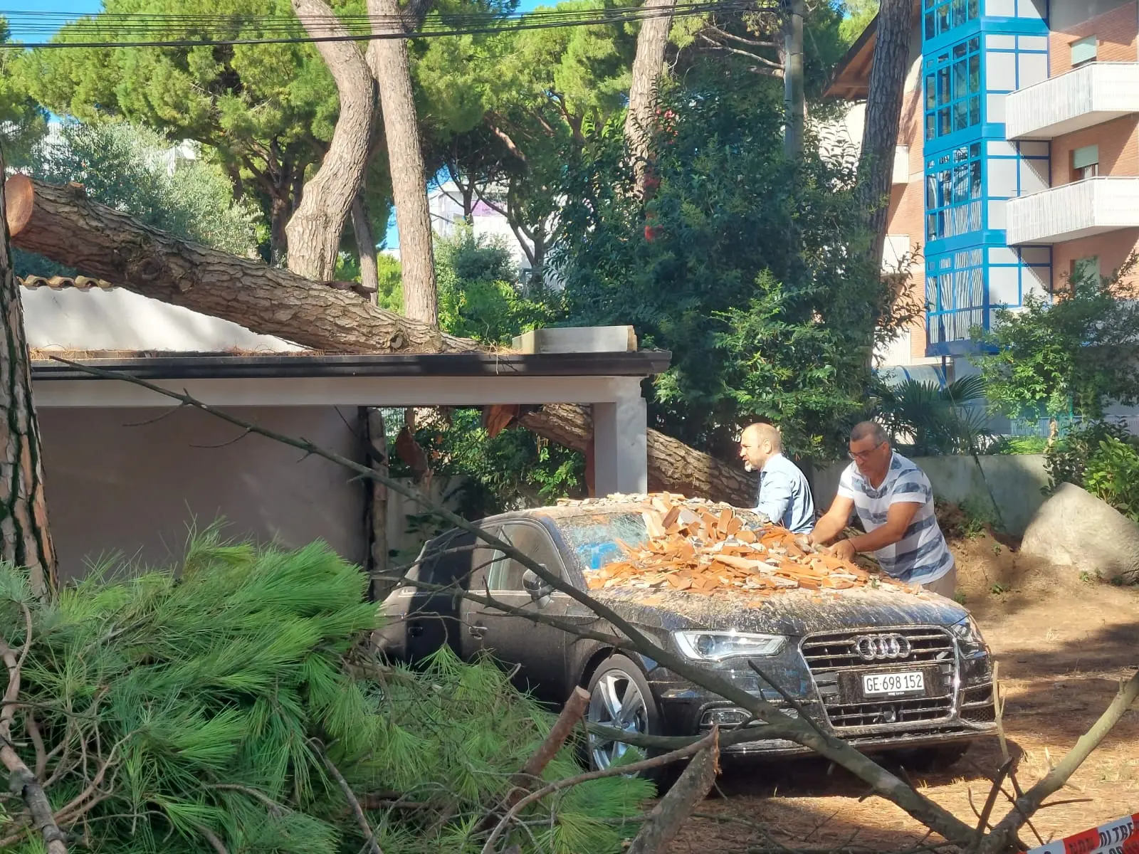 Alberi sradicati dalle forti raffiche di vento, pali dell’illuminazione pubblica piombati in mezzo alle strade con inevitabili problemi alla viabilità, cartelli stradali divelti, giardini e scantinati allagati, alcuni momentanei blackout e anche tre incendi causati dai fulmini. L’ondata di maltempo che ha colpito la regione nella prima serata di giovedì 1 agosto ha causato danni in diversi comuni della provincia di Udine. Tra questi c'è Lignano dove un albero si è spezzato ed è finito sopra l'hotel Campana d'Oro
