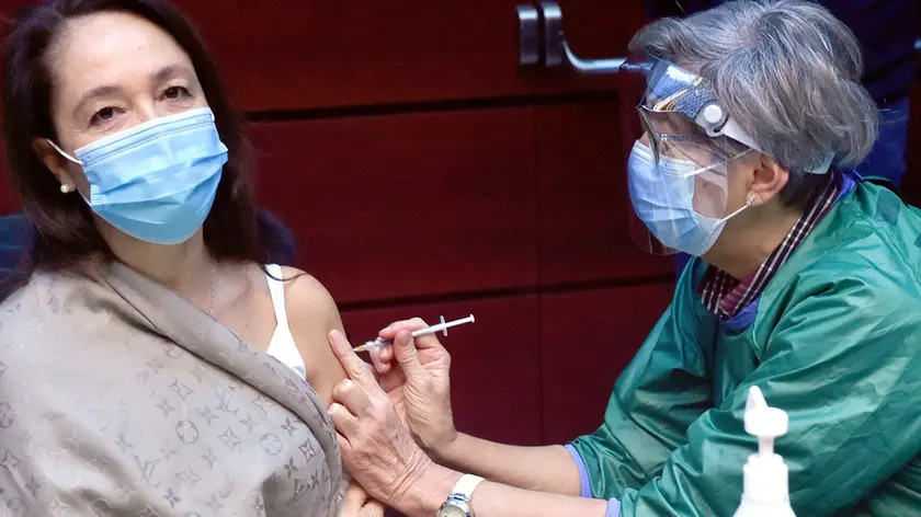 Palmanova (Udine) 27 Dicembre 2020. Ariella Breda prima vaccinata in Friuli Venezia Giulia. La dottoressa monfalconese, medico del dipartimento di prevenzione di Gorizia (era stata lei a segnalare il primo caso di coronavirus in regione 10 mesi fa) e' Stata vaccinata questa mattina allo ore 9.00 nella sede Protezione Civile. © Foto Petrussi