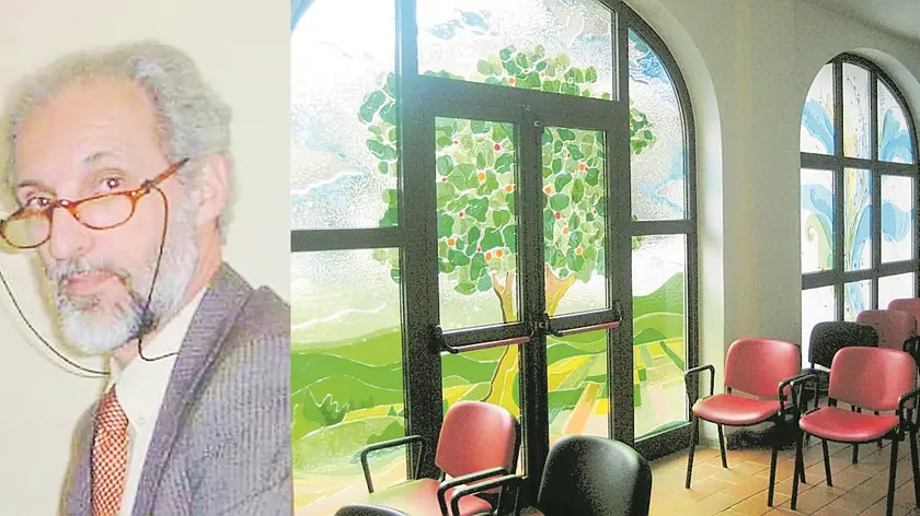 L’architetto Pietro Nimis e, a destra, la vetrata progettata per il centro anziani di Villa Santina