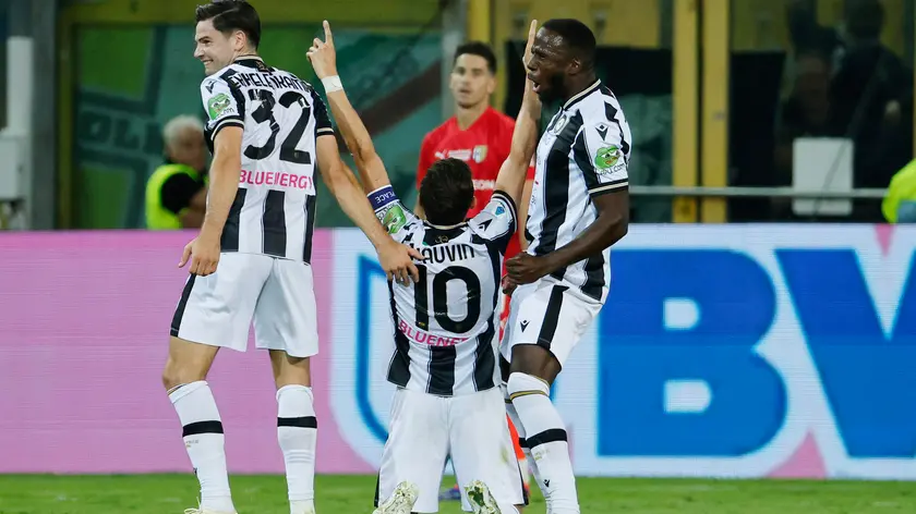 Udinese's Florian Thauvin jubilates with his teammates after scoring the goal during the Italian Serie A soccer match Parma Calcio vs Udinese Calcio at Ennio Tardini stadium in Parma, Italy, 16 September 2024. ANSA / SERENA CAMPANINI