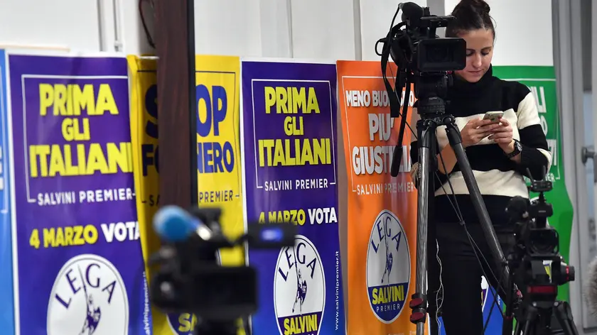 Giornalisti nella sala stampa della Lega in va Bellerio a Milano, 4 marzo 2018. ANSA/DANIEL DAL ZENNARO