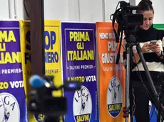 Giornalisti nella sala stampa della Lega in va Bellerio a Milano, 4 marzo 2018. ANSA/DANIEL DAL ZENNARO