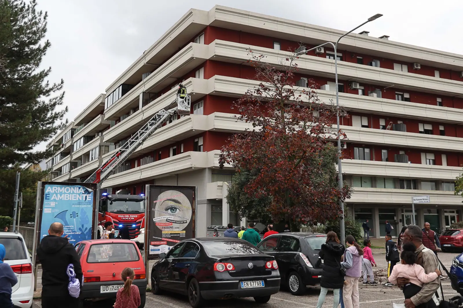 Ben 5 mezzi sono serviti per prestare soccorso ai residenti del condominio di via Pirona, in località Cussignacco (Udine)