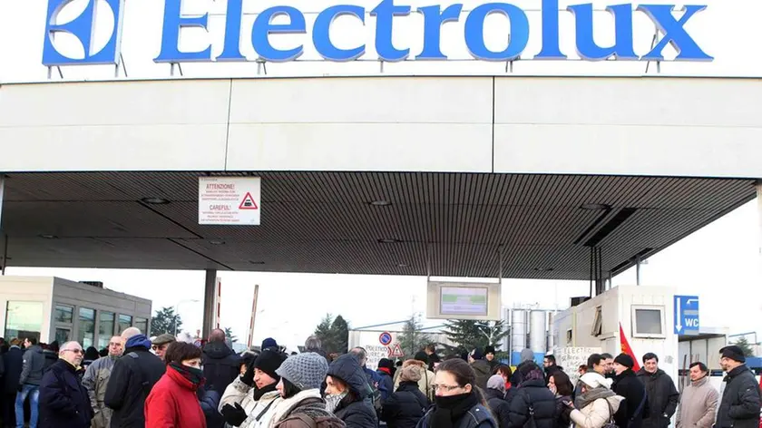 I lavoratori dell'Electrolux di Porcia di Pordenone presidiano l'esterno dello stabilimento, 28 gennaio 2014..ANSA/STEFANO LANCIA