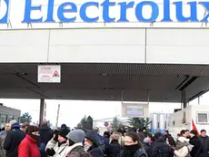 I lavoratori dell'Electrolux di Porcia di Pordenone presidiano l'esterno dello stabilimento, 28 gennaio 2014..ANSA/STEFANO LANCIA