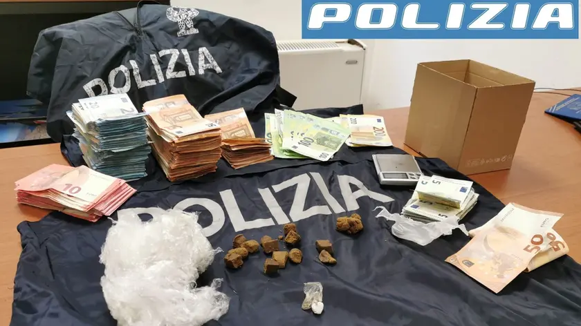La droga e il denaro sequestrato al ragazzo arrestato