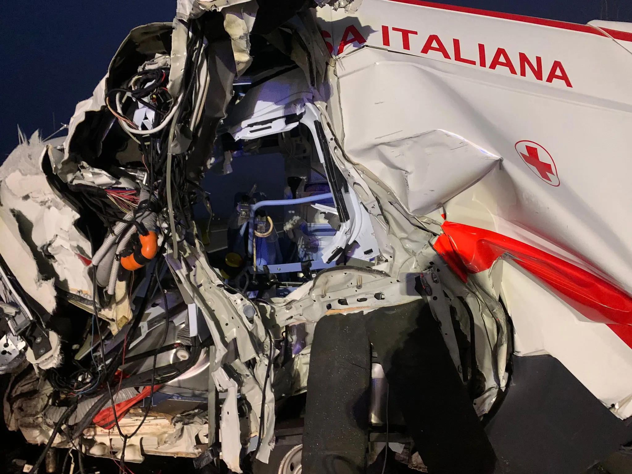 Un terribile incidente è costato la vita a tre persone oggi, martedì 2 gennaio, lungo la Cimpello-Sequals, all’altezza di Zoppola. A scontrarsi sono stati un’ambulanza della croce rossa, un Suv Bmw X5 e un camion. Il bilancio è tragico: cinque persone coinvolte, tre vittime e due feriti ricoverati in ospedale. Tra le ipotesi al vaglio un’invasione di corsia in un tratto di carreggiata contrassegnato dalla linea continua la causa dell'incidente. Ancora al lavoro le forze dell'ordine nonostante l'arrivo del buio: le immagini dal luogo dell'incidente © Foto Brisotto/Petrussi