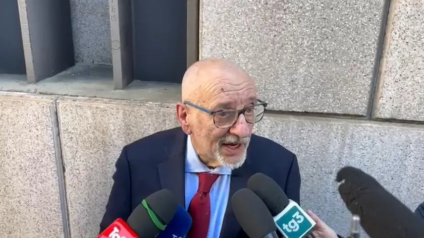 L’avvocato dell'imprenditore Aldo Spinelli, Andrea Vernazza, rilascia dichiarazioni alla stampa a Palazzo di giustizia a Genova, 14 maggio 2024. ANSA