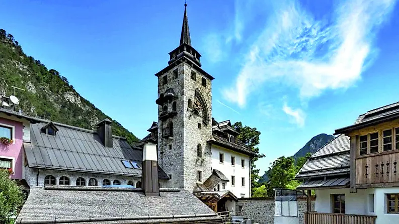 L'Hammerack Mountain Retreat di Malborghetto con la sua iconica torre ispirata a un campanile laico