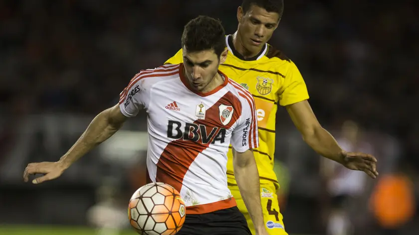 Lucas Alario (L) of River Plate vies for the ball with Johan Osorio (R) of Trujillanos during Copa Libertadores tournament soccer match at Antonio Vespucio Liberti stadium in Buenos Aires, Argentina, 21 April 2016. EFE/Ivan Fernandez
