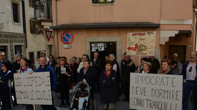 Gemona 17 Aprile 2013 ospedale protesta Copyright pressTurco