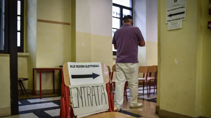 Il seggio nella scuola media Parini di via Solferino per il referendum costituzionale sul taglio dei parlamentari la domenica mattina - Milano 20 Settembre 2020 Ansa/Matteo Corner