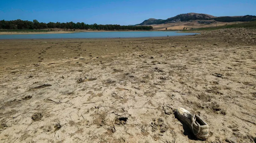 Siccità in Sicilia, il lago di Piana degli albanesi ridotto ad una pozzanghera, Palermo 29 luglio 2024. ANSA/IGOR PETYX - - - - - - - - - - - - - - - - - Drought in Sicily, the Piana degli Albani lake reduced to a puddle, Palermo 29 July 2024. ANSA/IGOR PETYX