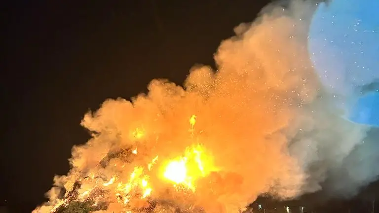 Sarà un anno di buon auspici il 2024 secondo la lettura del fuoco epifanico che si è tenuto a Pordenone