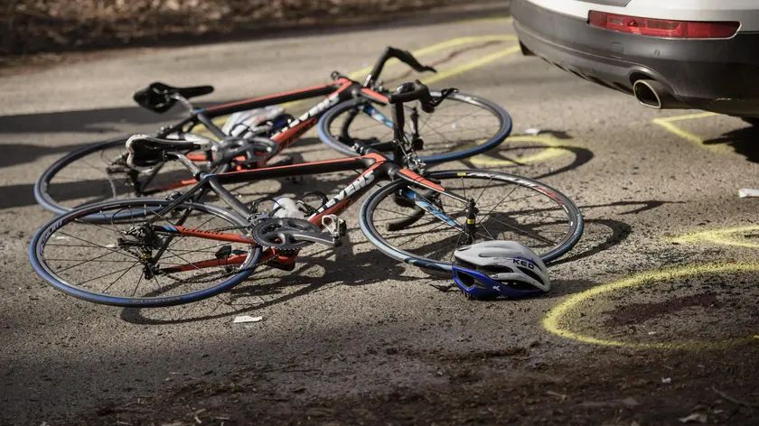 epa05871880 Two racing bicycles lay behind a car after an accident during a bicycle race near Berlin-Wannsee in Berlin, Germany, 26 March 2017. Two bicycle drivers drove unbraked onto a car, that stood on the bicycle track during the race in Berlin-Wannsee. Another bicycle driver who narrowly avoided the crash scene also got injured including a race official. EPA/CLEMENS BILAN