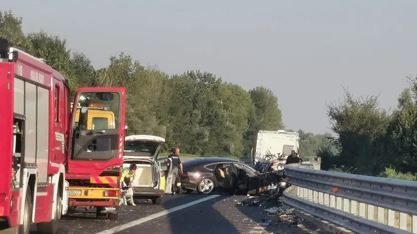 I primi soccorsi dopo l'incidente sull'A28 tra Azzano e Villotta (Foto Brisotto / Petrussi)