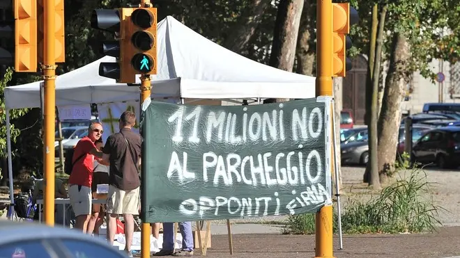 Udine 10 agosto 2013 Protesta contro la costruzione del parcheggio sotterraneo di piazza I Maggio. Nelle foto le scritte di protesta lungo il camminamento per via Porta Nuova e il gazebo per la raccolta firme. © Foto Petrussi Foto Press / Ferraro Simone